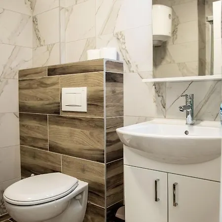 Andrija Lukavica, Istocno Apartament