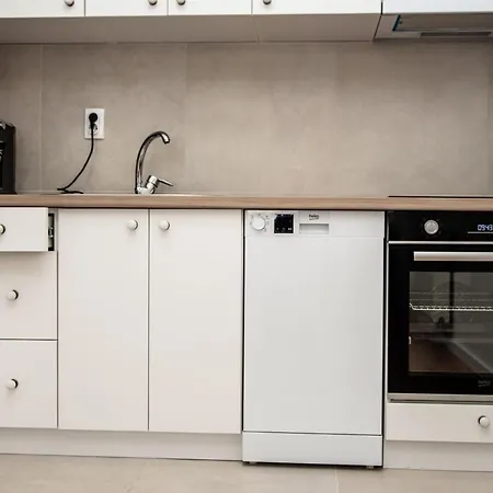 Andrija Lukavica, Istocno Apartment *